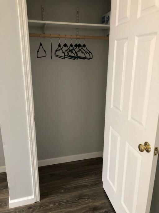 Private 2-Bedroom With Free Parking And Direct Bus To Nyc Manhattan Only 2 Blocks Away Linden Esterno foto